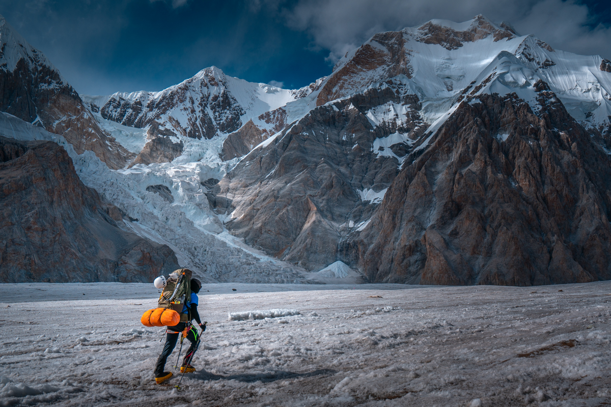 Crossing the South-Inylchek Glacier